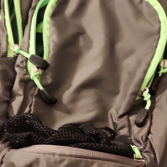 High Sierra Gray and Green Backpack  Hydration Pack 2L Visalia 9 Back - Picture 8 of 8